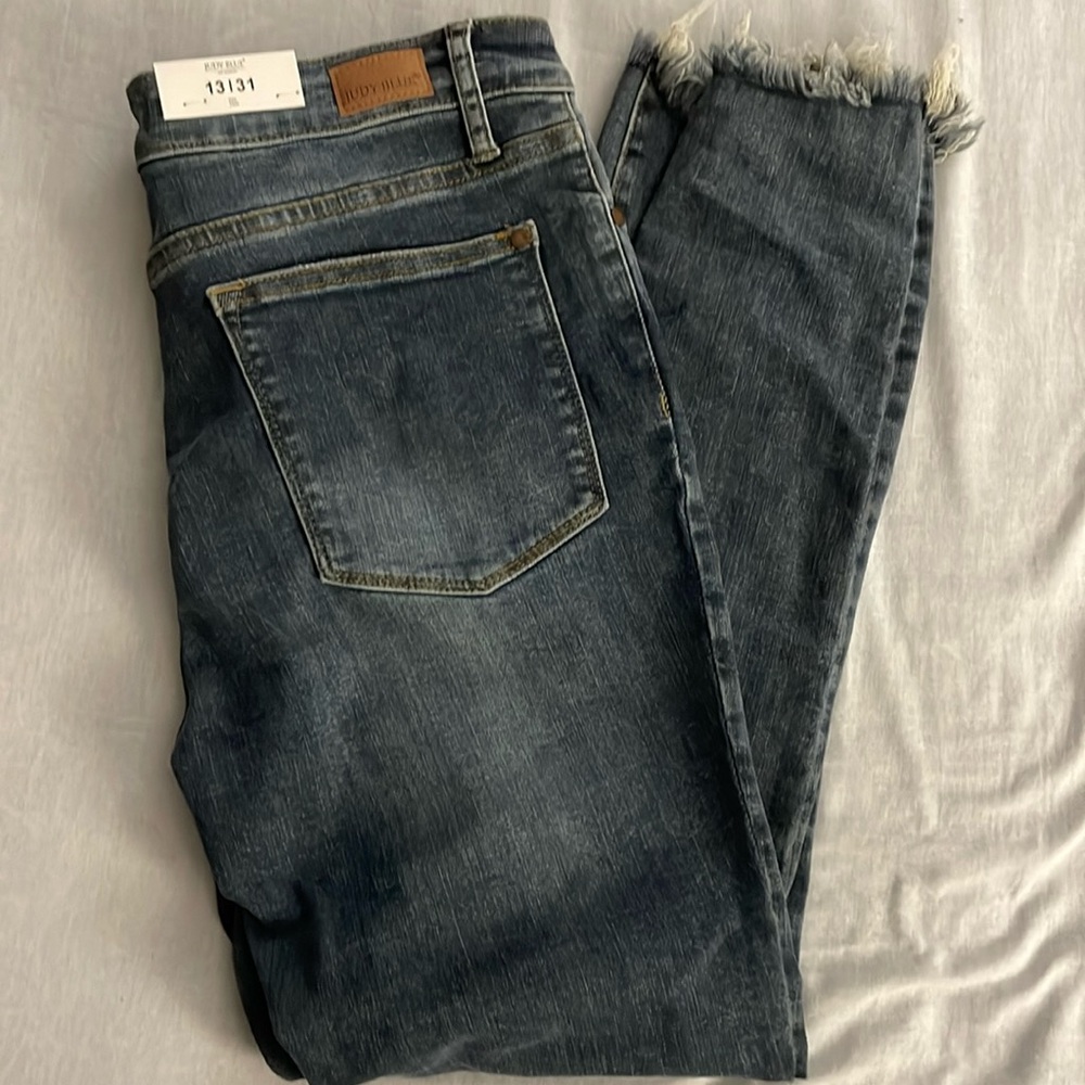 NWT Judy Blue Mid Rise Skinny Shark bite hem 13/31 Size 13